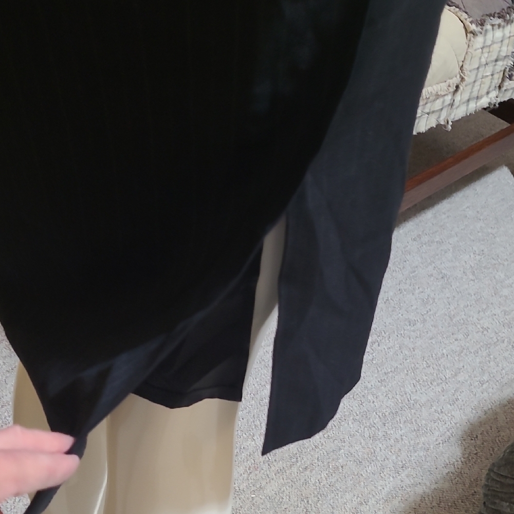Elegant Tristan & Iseut Pinstripe Skirt - Picture 3 of 8